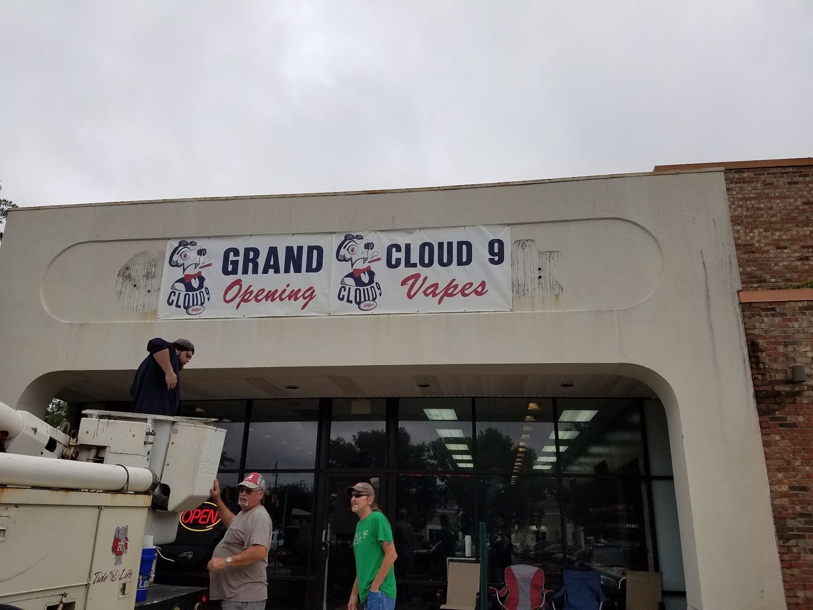 Cloud 9 Vapes Airport Blvd storefront, Mobile, AL Grand opening banner on the Cloud 9 Vapes storefront at 3913 Airport Blvd in Mobile, AL